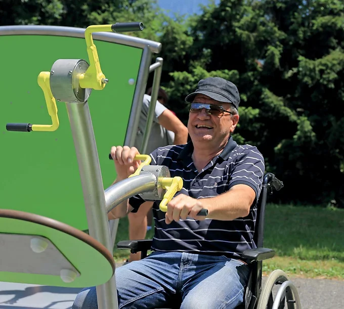 personne sur un fauteuil roulant qui s'amuse