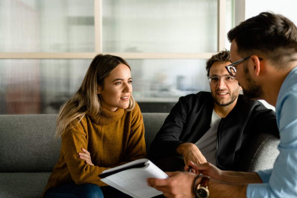 couple qui écoute un professionnel